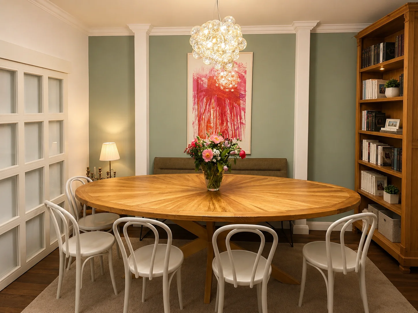 Maßgefertigtes Esszimmer mit rundem Holztisch