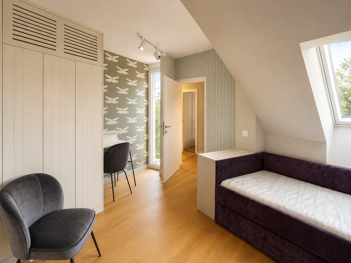 Schlafzimmer mit maßgefertigten Einbauten